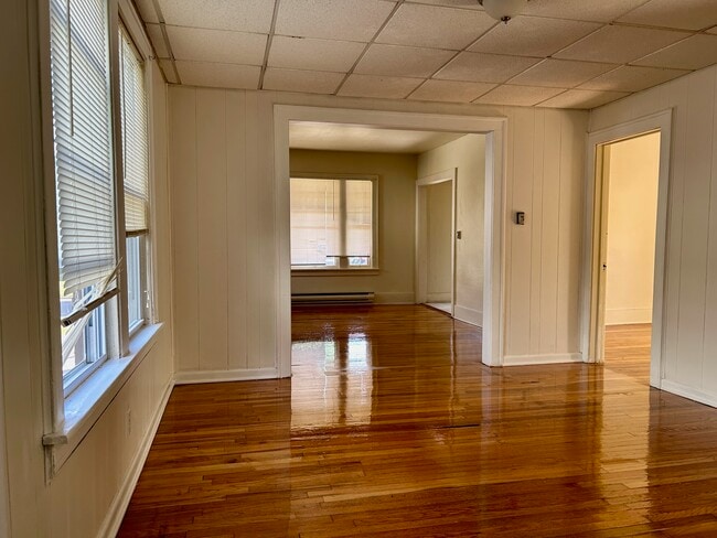 Building Photo - 110 Hawthorne Ave Unit 2