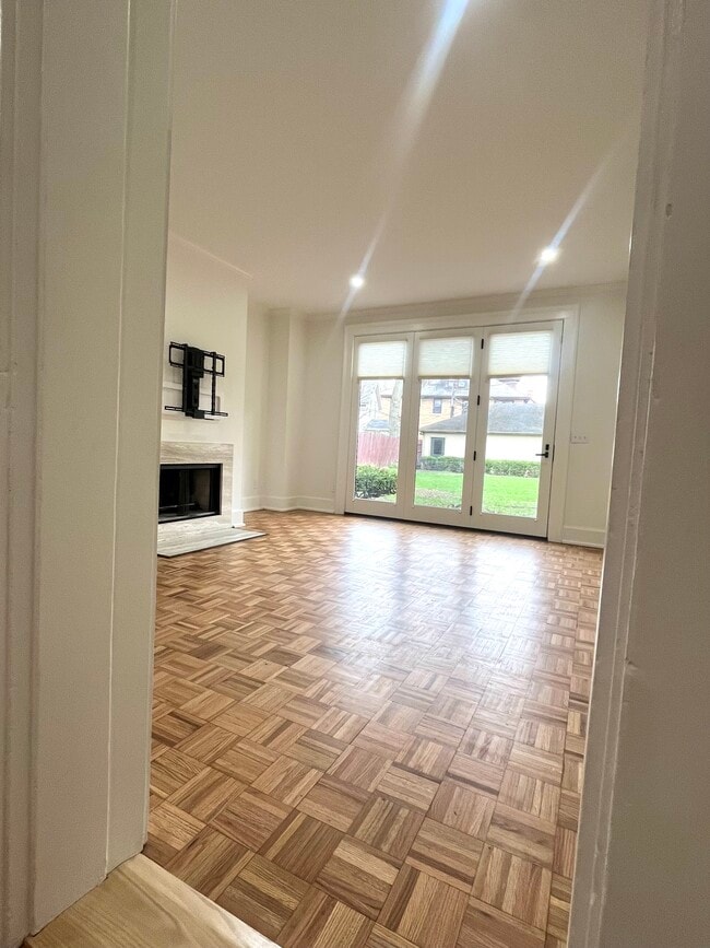 Building Photo - 672 Mohawk St