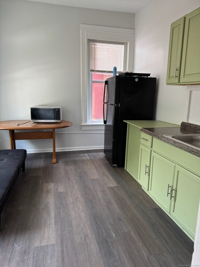 Building Photo - 81 W Main St Rental