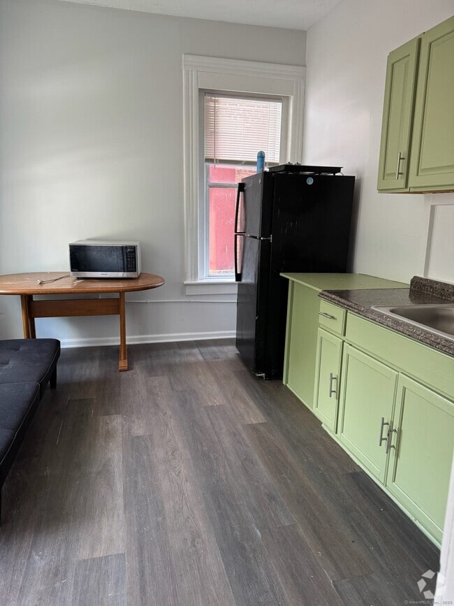 Building Photo - 81 W Main St Rental