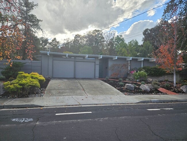 Building Photo - Eichler home near downtown Walnut Creek