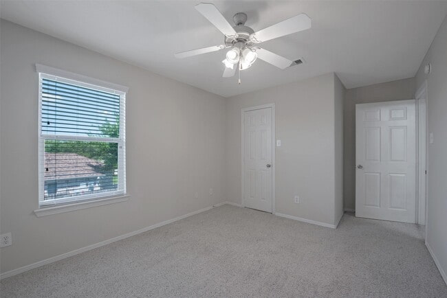 Building Photo - 131 Sunset Falls Dr