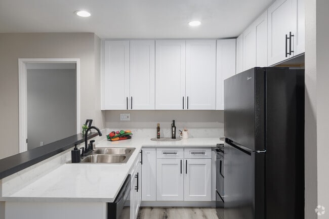 3BR, 2BA - 980SF - Kitchen