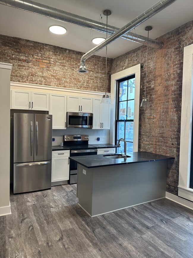 Great Kitchen - 400 River St Apartments