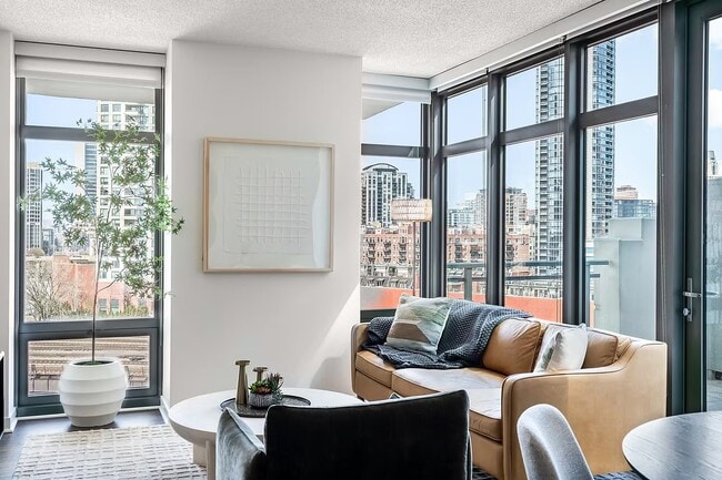 Photo - 659 W Kinzie St