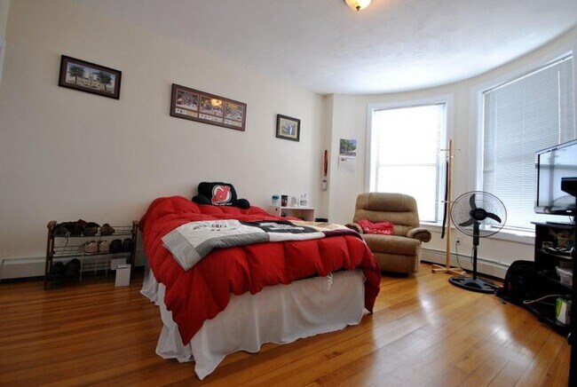 Building Photo - Brighton 3 Bed – Heat & Hot Water Included – Renovated – No Fee