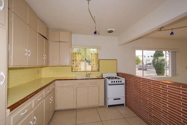 Photo - 2915 E 10th St