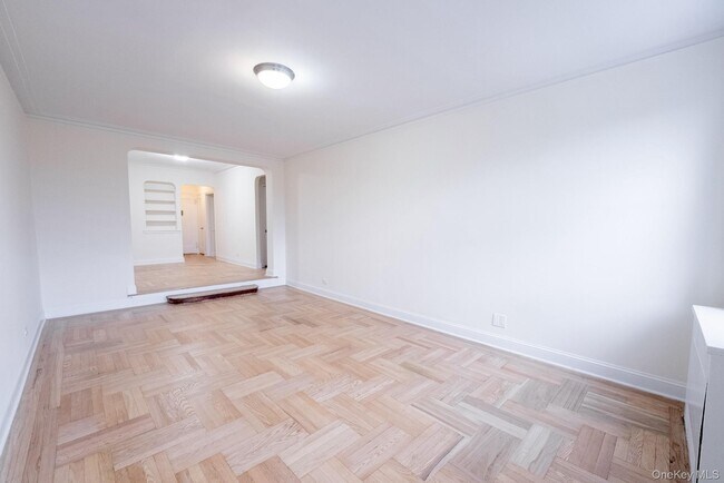 2190 Boston Rd Unit 5M
