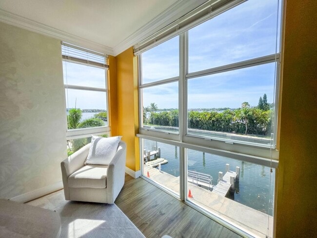 Building Photo - 806 E Windward Way Unit 323