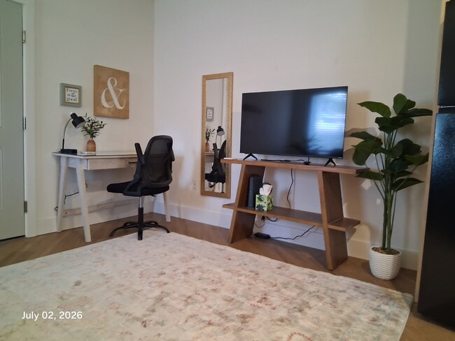 Work area + smart TV - 517 18th St