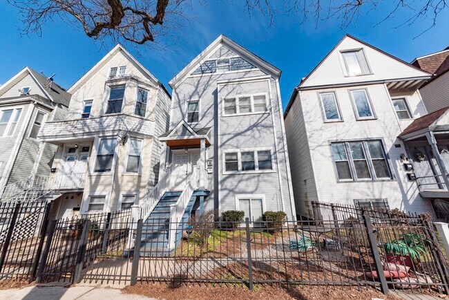 Photo - 1120 W Roscoe St Apartments Unit 1