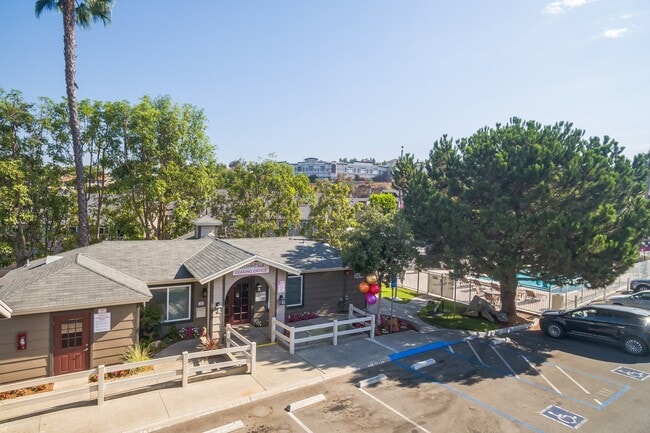Una vista aérea de nuestra oficina de arrendamiento y propiedad en Meadow Creek Apartments en San Marcos, CA - Meadow Creek Apartments