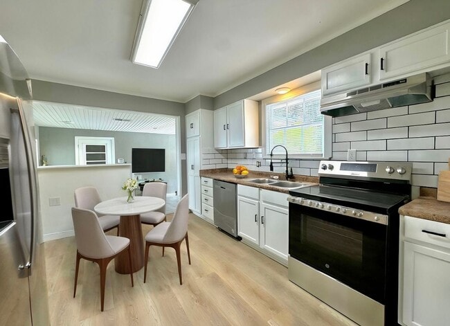 Photo - Available Now! 3/2 House for Rent!