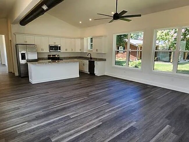 Photo - Bright & Modern Newly Built Home!!