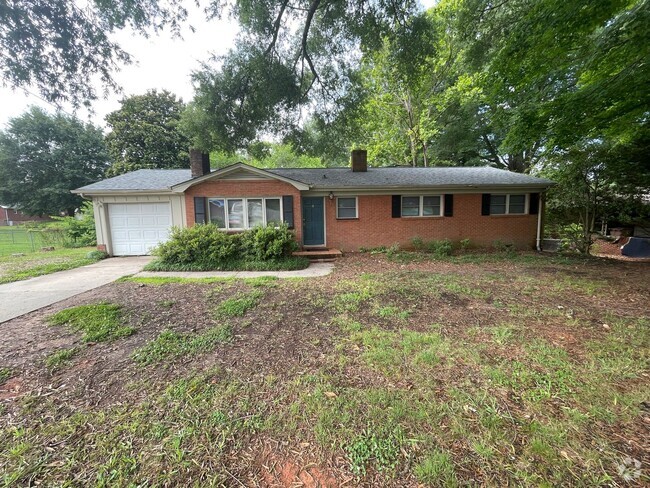 Building Photo - Large 3 bedroom 1.5 bath house available!