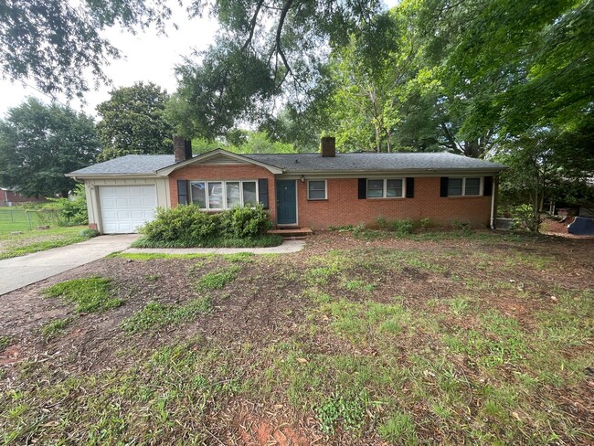 Large 3 bedroom 1.5 bath house available! - Large 3 bedroom 1.5 bath house available!
