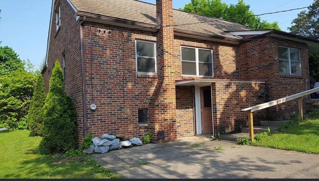 Building Photo - 731 S 27th St