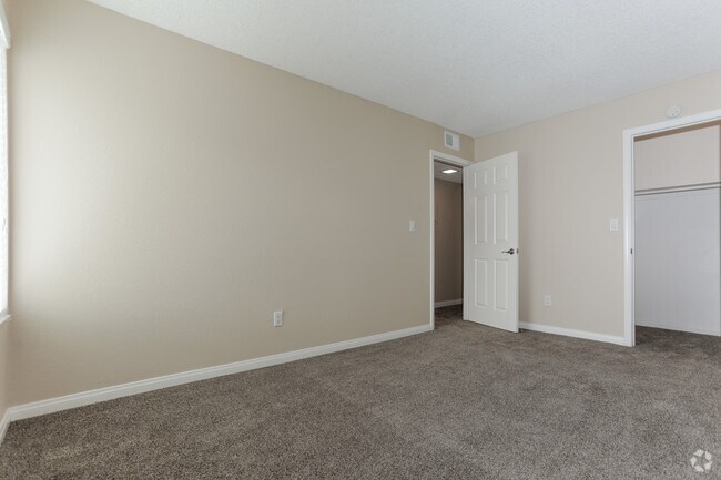 2BR, 2BA - 1004 SF Vaulted Ceiling