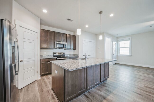 Photo - 210 Ilderton St