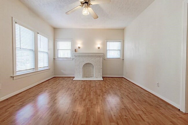 Photo - 837 Peddie St