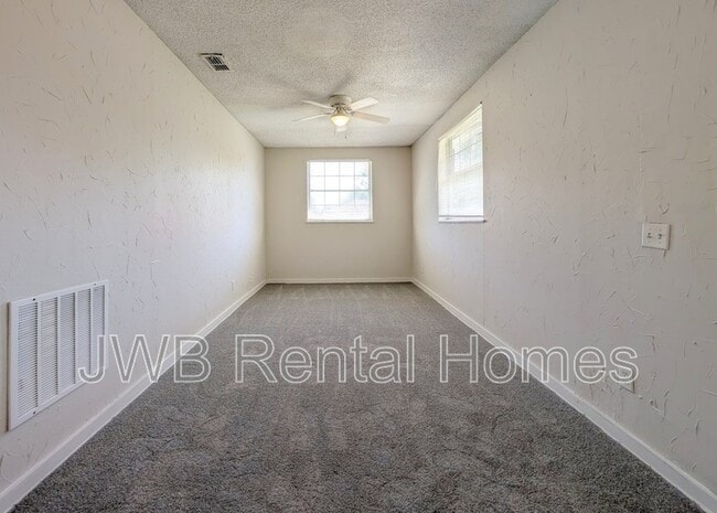 Photo - 8223 Hewitt St