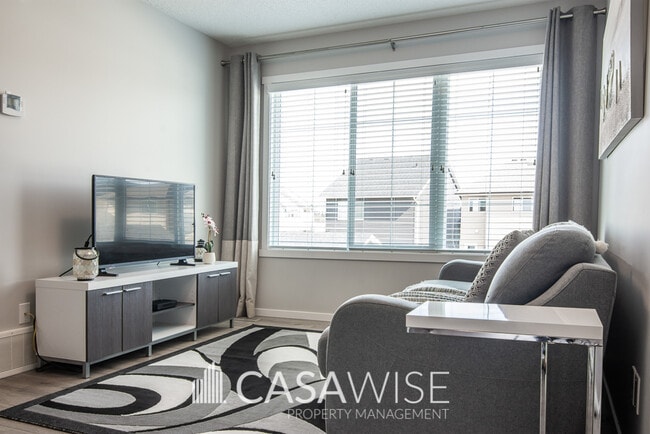 Photo - 3073 Coughlan Ln SW