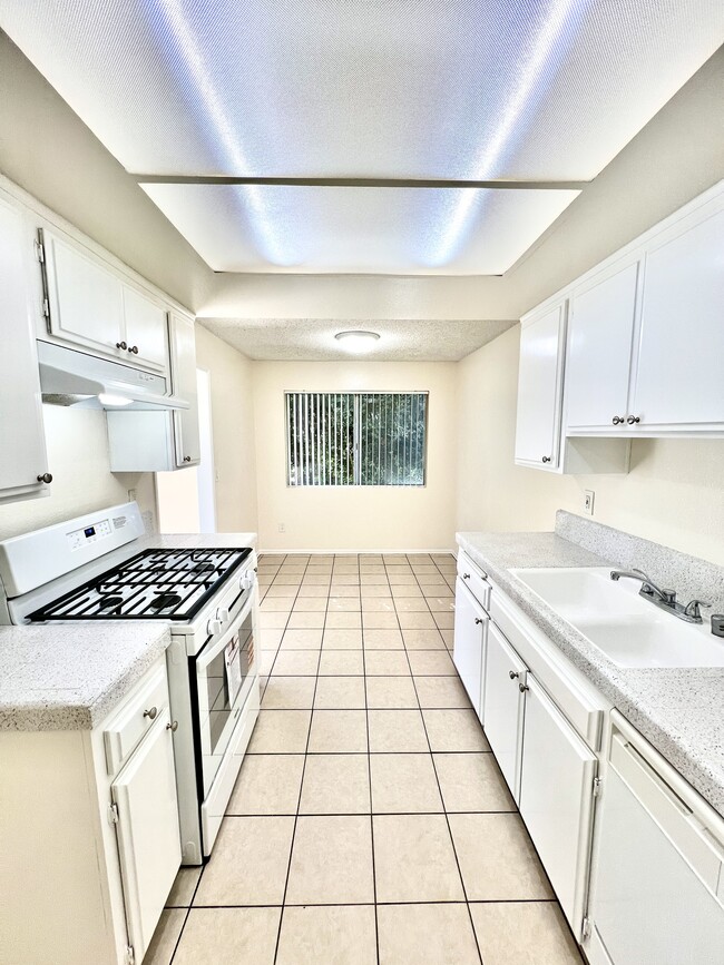 Building Photo - 590 W 24th St Unit 3 Rental
