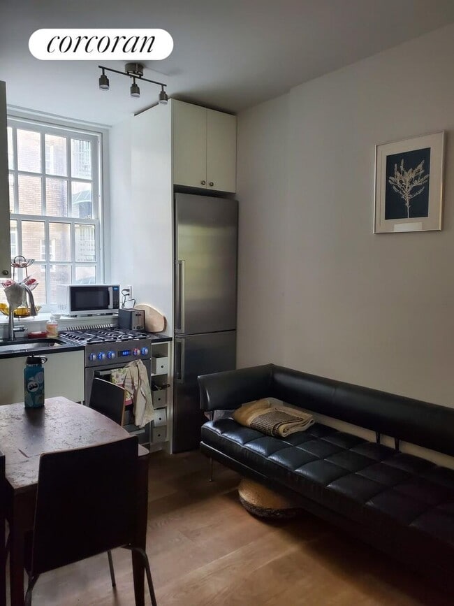 Building Photo - 516 E 78th St Rental