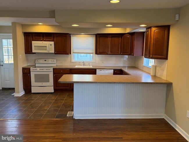 Building Photo - 15 W Floral Ave