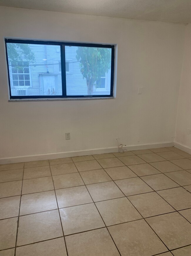 1144 NW 5th St Unit 1