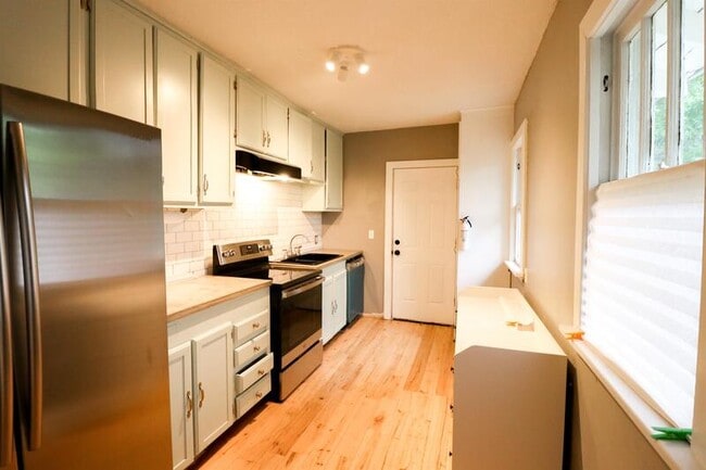 Photo - 430 E 2nd St