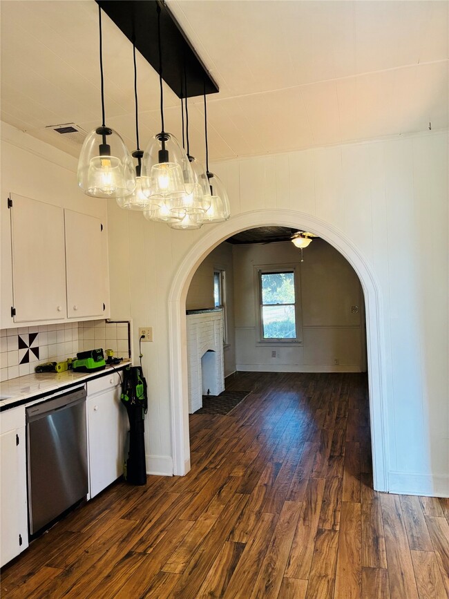 Photo - 702 Caplin St