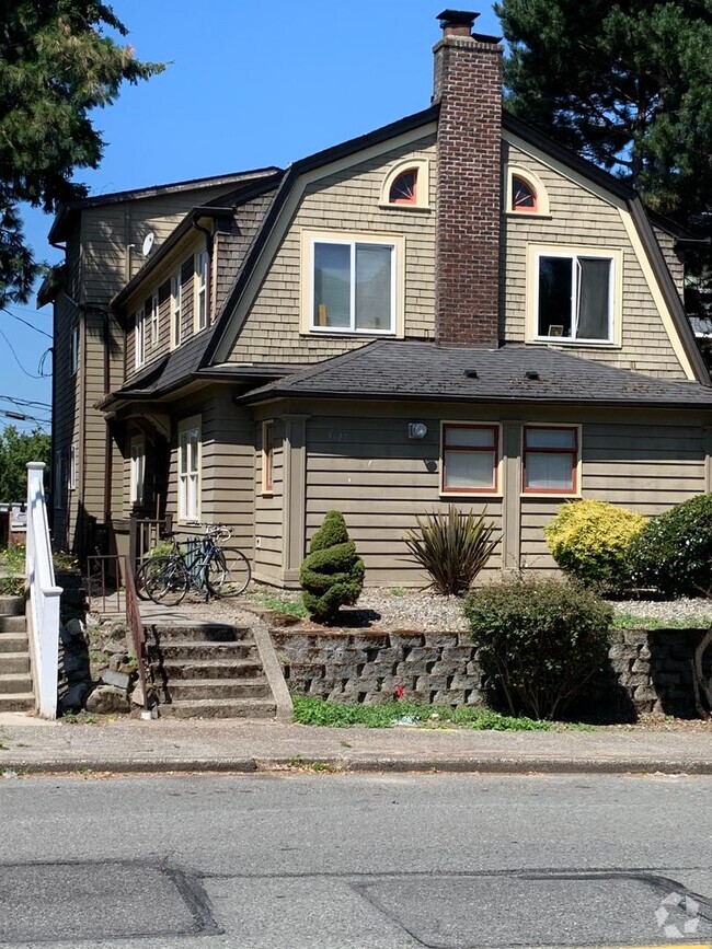 Building Photo - UW Duplex Unit 5619 Rental