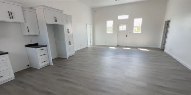 Photo - 705 N Railroad Ave