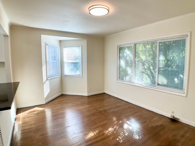 Building Photo - RENOVATED Top Floor. DISHWASHER! ON-SITE LAUNDRY! HARDWOOD! Unit 738