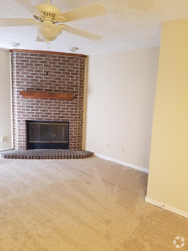 Building Photo - 2 Bedroom/1.5 Bath Townhouse for Rent! $13...