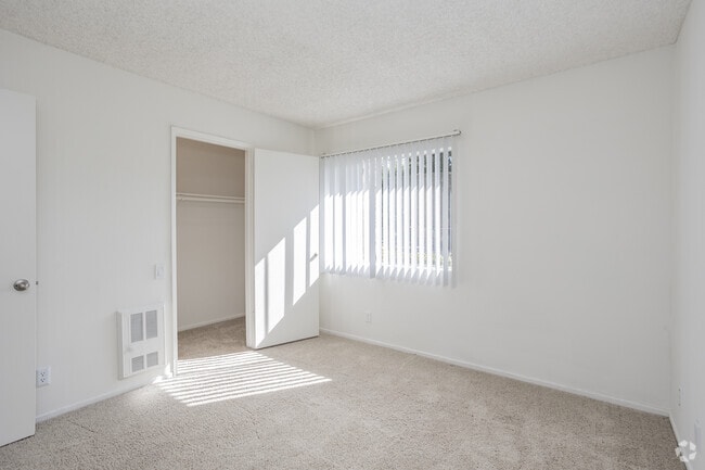 2BR, 1BA - 886SF - Second Bedroom