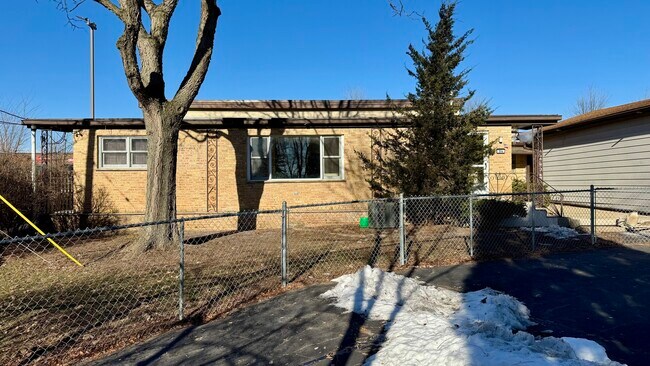 Photo - 304 E Hawthorne Dr