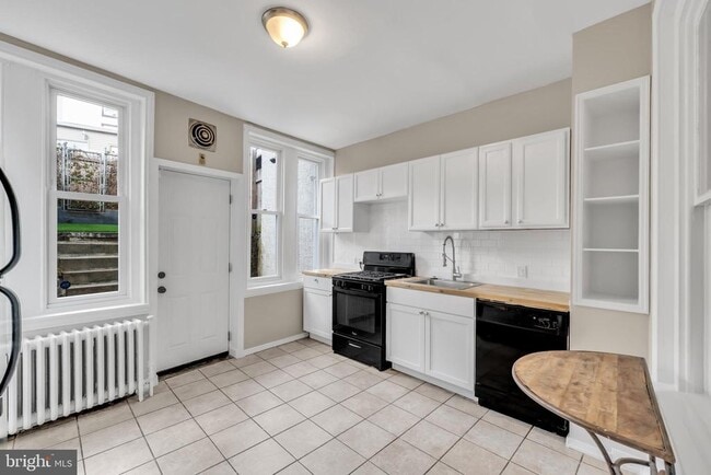 Photo - 4413 Baker St