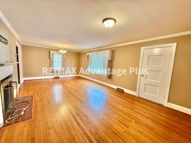 Photo - Very Spacious Home with 2 beds/2 baths and a bonus room, close to Charlotte Courthouse