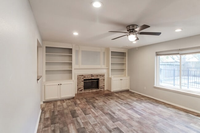 Photo - 918 Long Prairie Dr