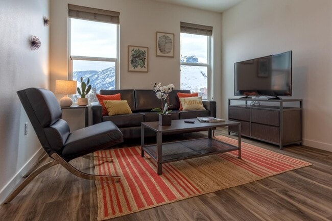 Building Photo - ROAM Student Living Rental