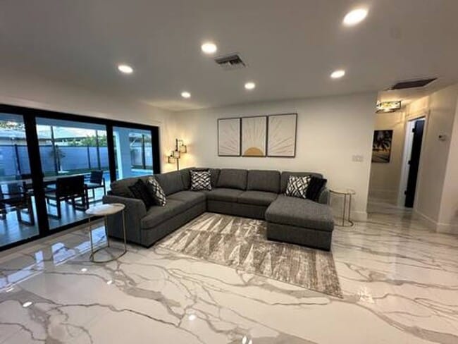 Photo - 135 Tahiti Cir