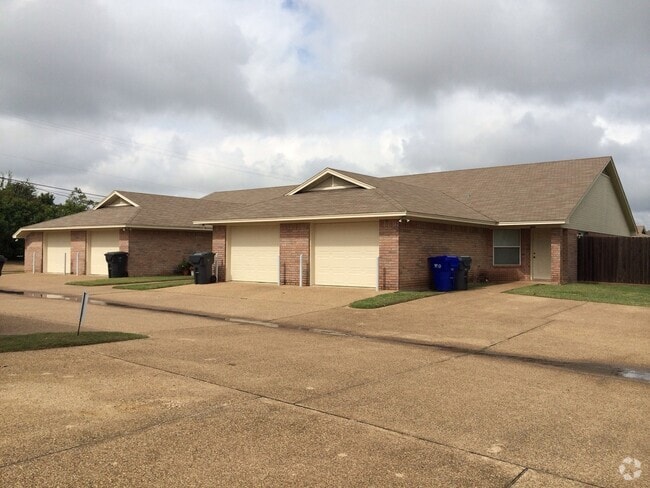 Building Photo - Duplex Rental