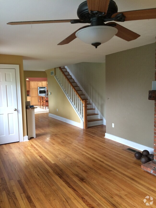 Building Photo - 111 Spring Hill Lane Rental