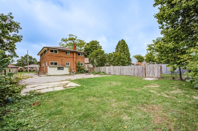 Photo - Stylish 1.5 Bedroom Apartment – All Utilities & Parking Included – $1,475/month Unit 3