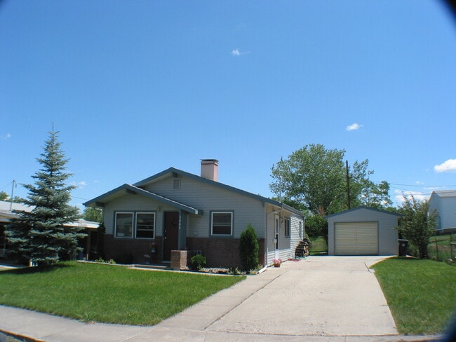 Building Photo - 3 BEDROOM | 1 BATH | SOUTH | DETACHED GARAGE