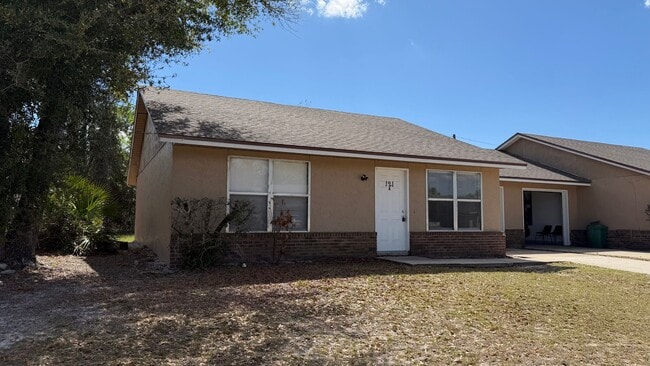 Building Photo - Two bedroom one bathroom, one car garage Unit A