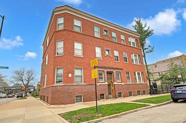 Building Photo - 3600 N Hermitage Ave Unit 2 Rental