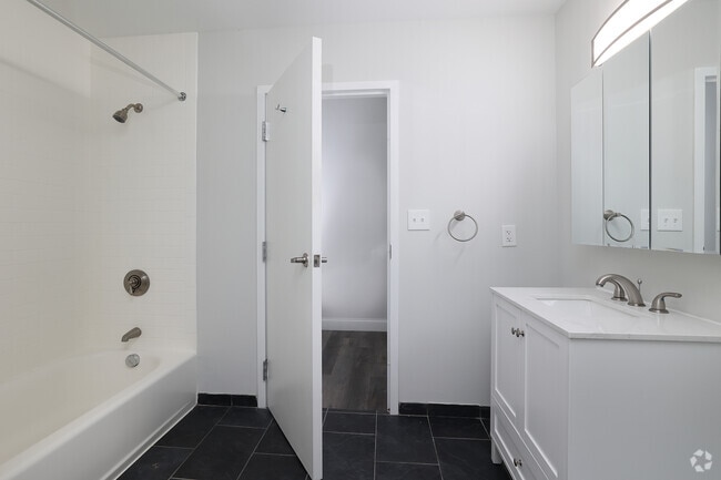 1BR,1BA - 700SF - Bath